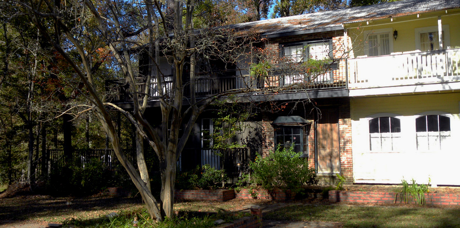 All rooms are well appointed, with period furniture and full kitchenettes.